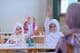 Muslimische Schulkinder heben die Hände, um Fragen der Lehrer zu beantworten.