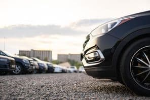 Autos geparkt auf einem Kiesparkplatz