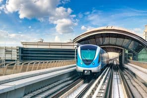 Metro an einem Sommertag in Dubai