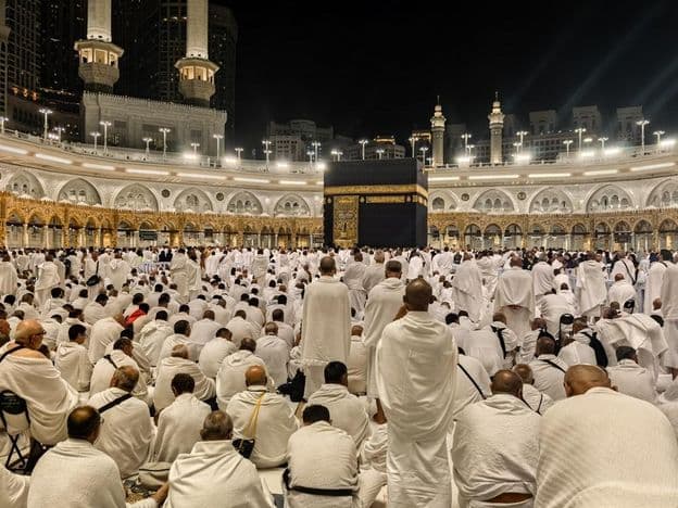 Nächtliche Pilger versammeln sich um die Kaaba