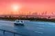 Autobahn und Stadtbild von Dubai bei Sonnenuntergang.
